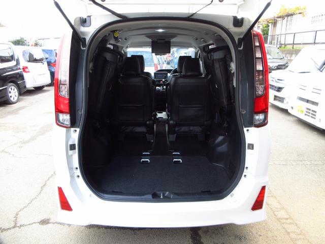 ノア Ｓｉ　７人乗り　ナビ　フルセグ　ＥＴＣ　Ｂカメラ　フリップダウンモニター　両側パワースライドドア　純正エアロ　純正アルミ　ＬＥＤオートライト　フォグ　リアスモークフィルム　シートカバー　革巻きステアリング（14枚目）