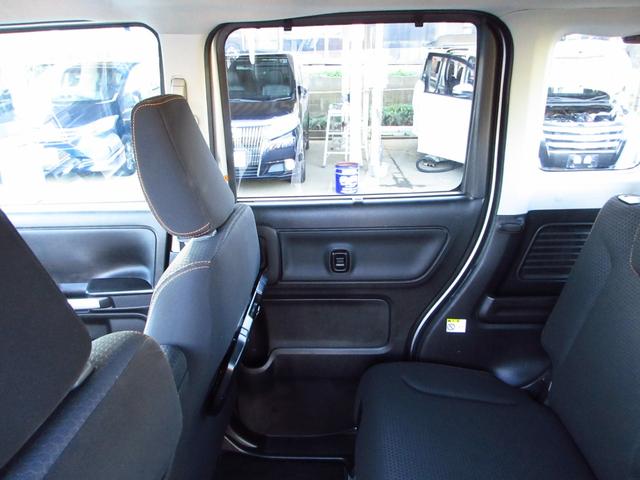 後席プライバシーガラス