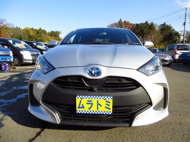 ヤリス ハイブリッドＸ　雹害車　ナビ　ブルートゥース　ＵＳＢ　ＥＴＣ　全周囲カメラ　トヨタセーフティセンス　クルーズコントロール　オートライト　前後ソナー　オート電格ミラー　キーレスキー　オートエアコン　取説　予備キー（3枚目）