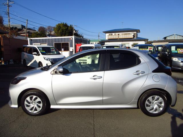 ヤリス ハイブリッドＸ　雹害車　ナビ　ブルートゥース　ＵＳＢ　ＥＴＣ　全周囲カメラ　トヨタセーフティセンス　クルーズコントロール　オートライト　前後ソナー　オート電格ミラー　キーレスキー　オートエアコン　取説　予備キー（5枚目）