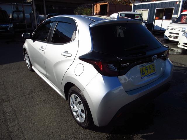 ヤリス ハイブリッドＸ　雹害車　ナビ　ブルートゥース　ＵＳＢ　ＥＴＣ　全周囲カメラ　トヨタセーフティセンス　クルーズコントロール　オートライト　前後ソナー　オート電格ミラー　キーレスキー　オートエアコン　取説　予備キー（6枚目）