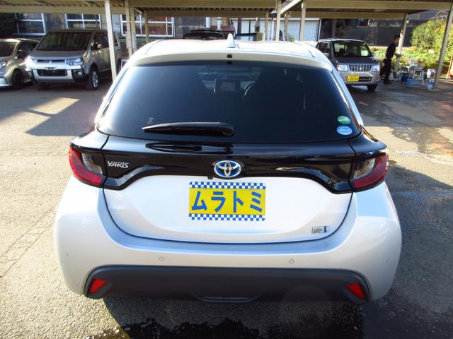 ヤリス ハイブリッドＸ　雹害車　ナビ　ブルートゥース　ＵＳＢ　ＥＴＣ　全周囲カメラ　トヨタセーフティセンス　クルーズコントロール　オートライト　前後ソナー　オート電格ミラー　キーレスキー　オートエアコン　取説　予備キー（7枚目）