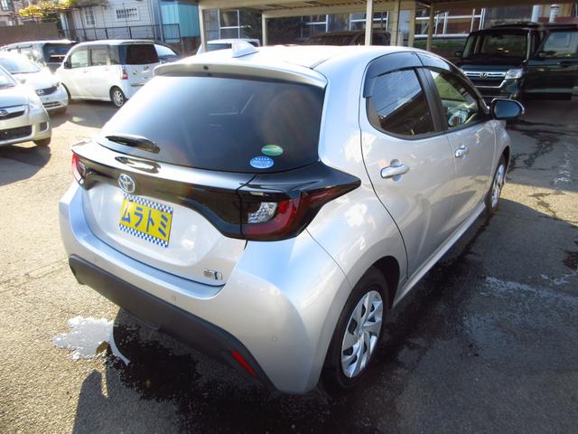 ヤリス ハイブリッドＸ　雹害車　ナビ　ブルートゥース　ＵＳＢ　ＥＴＣ　全周囲カメラ　トヨタセーフティセンス　クルーズコントロール　オートライト　前後ソナー　オート電格ミラー　キーレスキー　オートエアコン　取説　予備キー（8枚目）