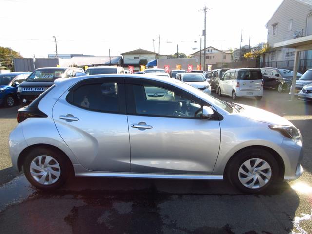 ヤリス ハイブリッドＸ　雹害車　ナビ　ブルートゥース　ＵＳＢ　ＥＴＣ　全周囲カメラ　トヨタセーフティセンス　クルーズコントロール　オートライト　前後ソナー　オート電格ミラー　キーレスキー　オートエアコン　取説　予備キー（9枚目）