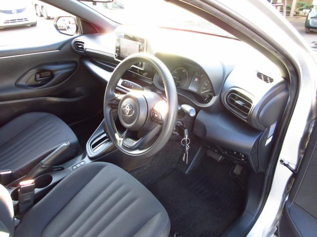 ヤリス ハイブリッドＸ　雹害車　ナビ　ブルートゥース　ＵＳＢ　ＥＴＣ　全周囲カメラ　トヨタセーフティセンス　クルーズコントロール　オートライト　前後ソナー　オート電格ミラー　キーレスキー　オートエアコン　取説　予備キー（23枚目）