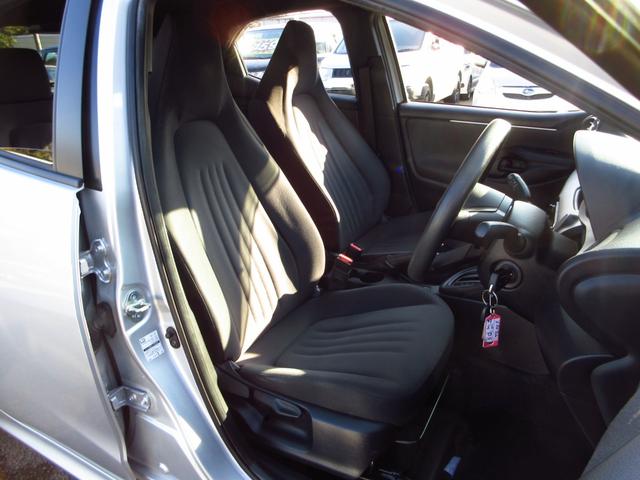 ヤリス ハイブリッドＸ　雹害車　ナビ　ブルートゥース　ＵＳＢ　ＥＴＣ　全周囲カメラ　トヨタセーフティセンス　クルーズコントロール　オートライト　前後ソナー　オート電格ミラー　キーレスキー　オートエアコン　取説　予備キー（24枚目）