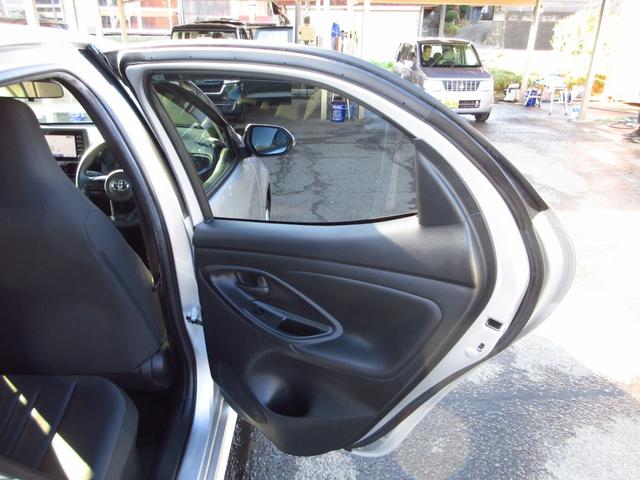 後席プライバシーガラス