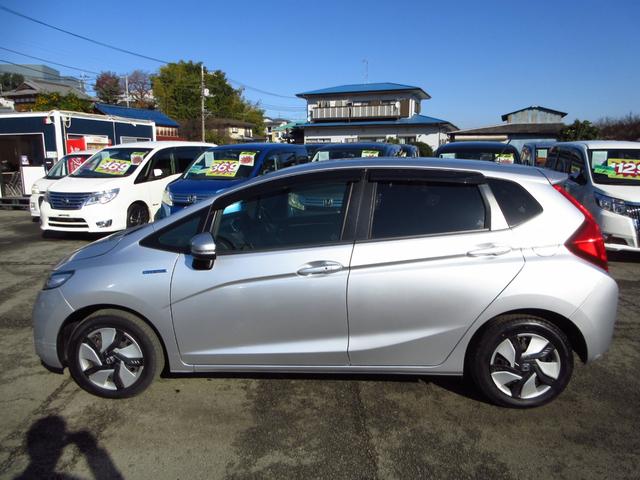 フィットハイブリッド Ｆパッケージ　ナビ　フルセグ　ＣＤ　ＤＶＤ　ＨＤＭＩ　ＵＳＢ　ビルトインＥＴＣ　Ｂカメラ　スマートキー　アイドリングストップ　ＥＣＯＮ　ステアリモコン　オートエアコン　プッシュスタート　ドアバイザー　保証書（5枚目）