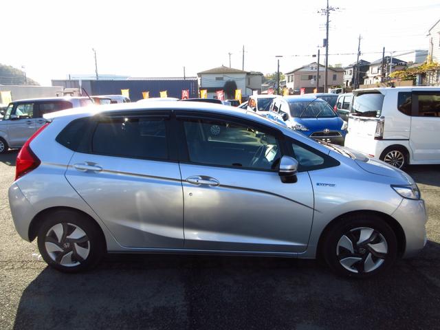 フィットハイブリッド Ｆパッケージ　ナビ　フルセグ　ＣＤ　ＤＶＤ　ＨＤＭＩ　ＵＳＢ　ビルトインＥＴＣ　Ｂカメラ　スマートキー　アイドリングストップ　ＥＣＯＮ　ステアリモコン　オートエアコン　プッシュスタート　ドアバイザー　保証書（9枚目）