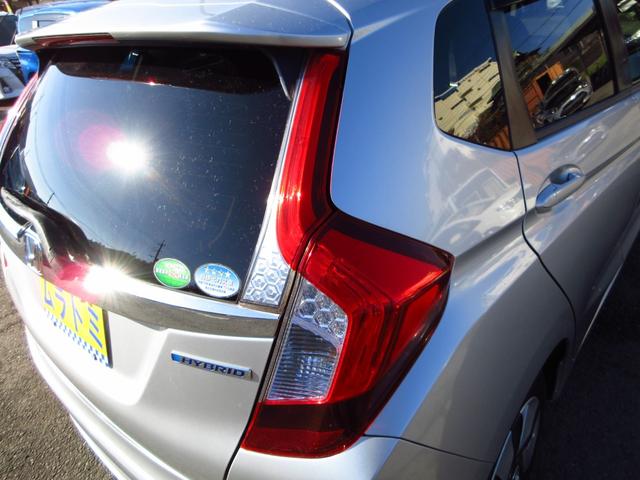 フィットハイブリッド Ｆパッケージ　ナビ　フルセグ　ＣＤ　ＤＶＤ　ＨＤＭＩ　ＵＳＢ　ビルトインＥＴＣ　Ｂカメラ　スマートキー　アイドリングストップ　ＥＣＯＮ　ステアリモコン　オートエアコン　プッシュスタート　ドアバイザー　保証書（18枚目）