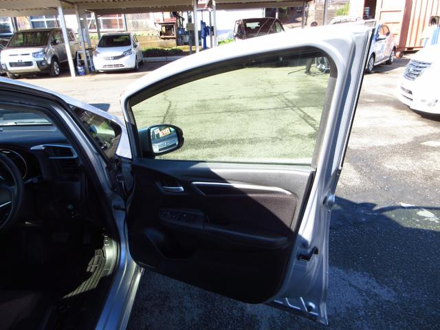 フィットハイブリッド Ｆパッケージ　ナビ　フルセグ　ＣＤ　ＤＶＤ　ＨＤＭＩ　ＵＳＢ　ビルトインＥＴＣ　Ｂカメラ　スマートキー　アイドリングストップ　ＥＣＯＮ　ステアリモコン　オートエアコン　プッシュスタート　ドアバイザー　保証書（52枚目）