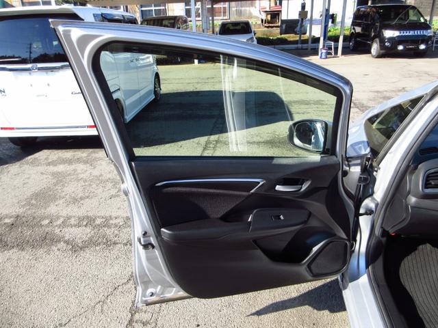 フィットハイブリッド Ｆパッケージ　ナビ　フルセグ　ＣＤ　ＤＶＤ　ＨＤＭＩ　ＵＳＢ　ビルトインＥＴＣ　Ｂカメラ　スマートキー　アイドリングストップ　ＥＣＯＮ　ステアリモコン　オートエアコン　プッシュスタート　ドアバイザー　保証書（54枚目）