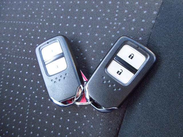 フィットハイブリッド Ｆパッケージ　ナビ　フルセグ　ＣＤ　ＤＶＤ　ＨＤＭＩ　ＵＳＢ　ビルトインＥＴＣ　Ｂカメラ　スマートキー　アイドリングストップ　ＥＣＯＮ　ステアリモコン　オートエアコン　プッシュスタート　ドアバイザー　保証書（57枚目）