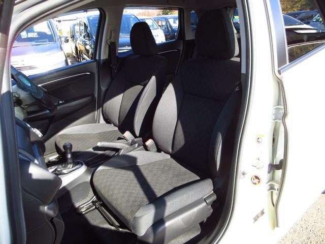 フィット 13G・Fパッケージ 5速マニュアル ナビ ブルートゥース ETC Bカメラ 前後ドライブレコーダー スマートキー アイストップ 社外アルミ CTBA ドアバイザー プライバシーガラス カーテンエアバッグ 保証書(35枚目)