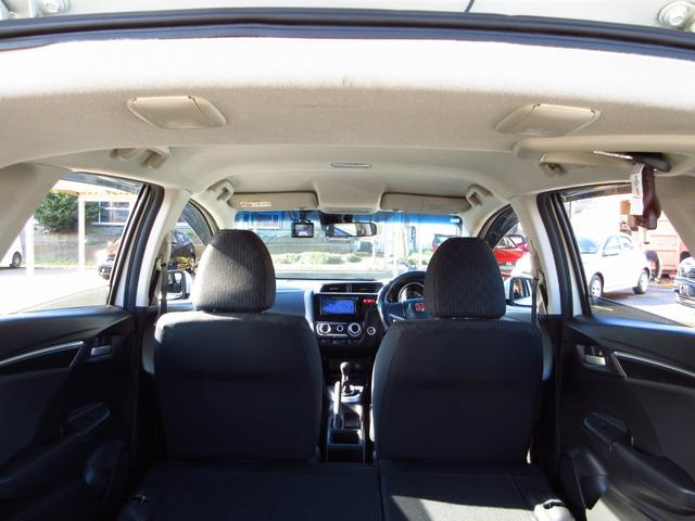 フィット 13G・Fパッケージ 5速マニュアル ナビ ブルートゥース ETC Bカメラ 前後ドライブレコーダー スマートキー アイストップ 社外アルミ CTBA ドアバイザー プライバシーガラス カーテンエアバッグ 保証書(43枚目)