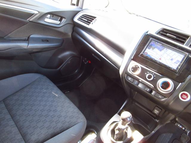 フィット 13G・Fパッケージ 5速マニュアル ナビ ブルートゥース ETC Bカメラ 前後ドライブレコーダー スマートキー アイストップ 社外アルミ CTBA ドアバイザー プライバシーガラス カーテンエアバッグ 保証書(56枚目)