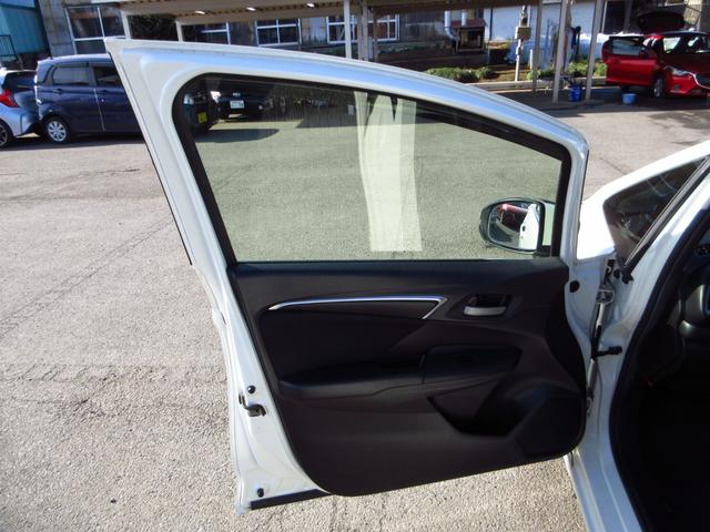 フィット 13G・Fパッケージ 5速マニュアル ナビ ブルートゥース ETC Bカメラ 前後ドライブレコーダー スマートキー アイストップ 社外アルミ CTBA ドアバイザー プライバシーガラス カーテンエアバッグ 保証書(61枚目)