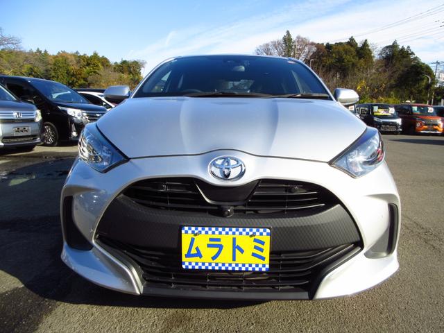 ヤリス Ｘ　雹害車　ナビ　ブルートゥース　ＵＳＢ　全周囲カメラ　フロントドライブレコーダー　セーフティセンス　レーンキープアシスト　前後ソナー　オートライト　プライバシーガラス　ドアバイザー　キーレスキー（6枚目）