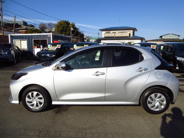 ヤリス Ｘ　雹害車　ナビ　ブルートゥース　ＵＳＢ　全周囲カメラ　フロントドライブレコーダー　セーフティセンス　レーンキープアシスト　前後ソナー　オートライト　プライバシーガラス　ドアバイザー　キーレスキー（7枚目）