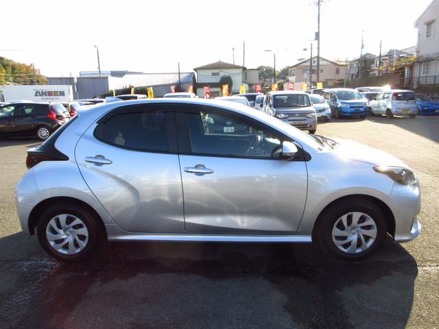 ヤリス Ｘ　雹害車　ナビ　ブルートゥース　ＵＳＢ　全周囲カメラ　フロントドライブレコーダー　セーフティセンス　レーンキープアシスト　前後ソナー　オートライト　プライバシーガラス　ドアバイザー　キーレスキー（8枚目）