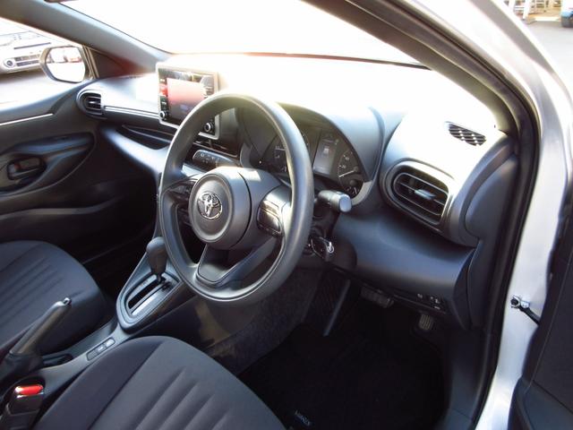 ヤリス Ｘ　雹害車　ナビ　ブルートゥース　ＵＳＢ　全周囲カメラ　フロントドライブレコーダー　セーフティセンス　レーンキープアシスト　前後ソナー　オートライト　プライバシーガラス　ドアバイザー　キーレスキー（13枚目）