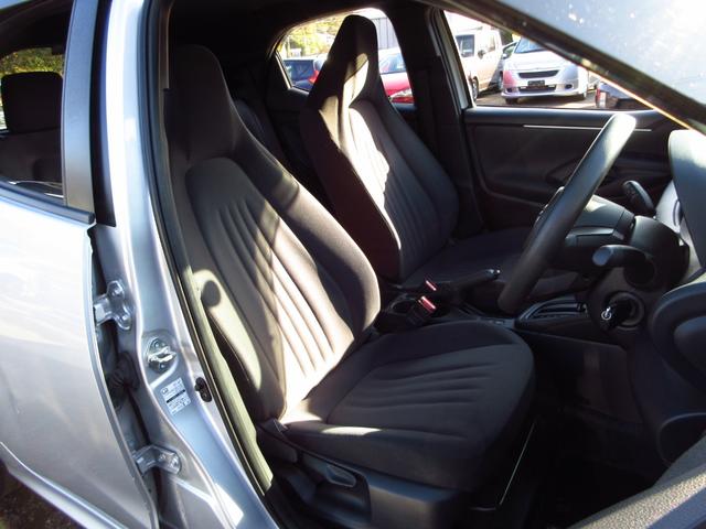 ヤリス Ｘ　雹害車　ナビ　ブルートゥース　ＵＳＢ　全周囲カメラ　フロントドライブレコーダー　セーフティセンス　レーンキープアシスト　前後ソナー　オートライト　プライバシーガラス　ドアバイザー　キーレスキー（31枚目）