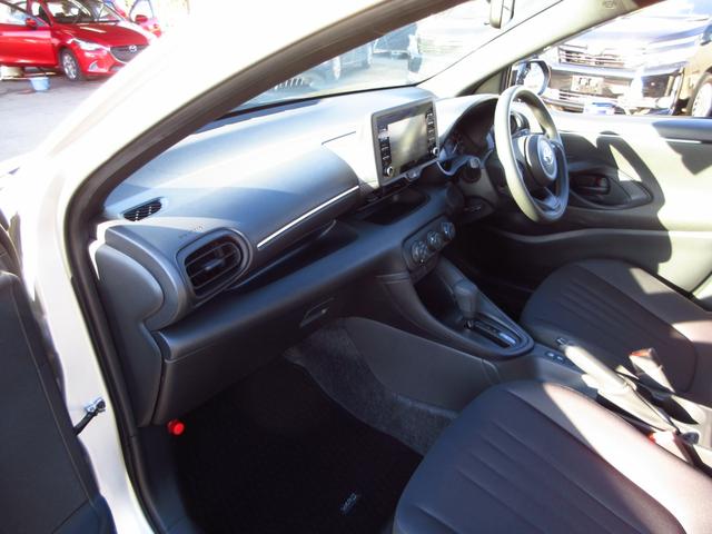 ヤリス Ｘ　雹害車　ナビ　ブルートゥース　ＵＳＢ　全周囲カメラ　フロントドライブレコーダー　セーフティセンス　レーンキープアシスト　前後ソナー　オートライト　プライバシーガラス　ドアバイザー　キーレスキー（33枚目）