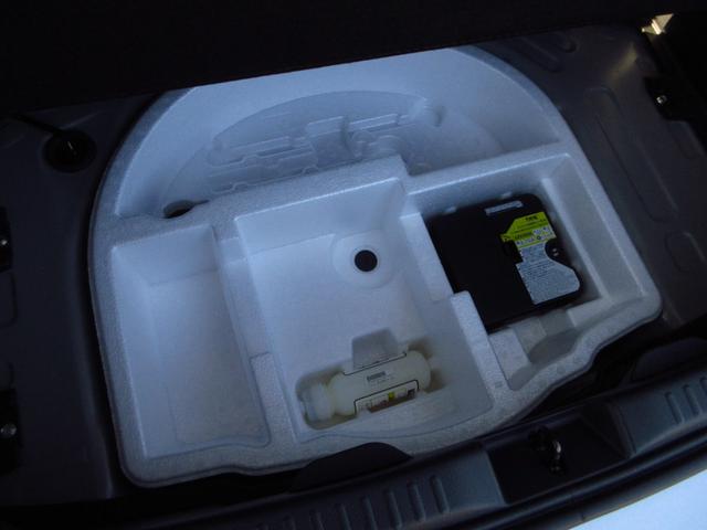 ヤリス Ｘ　雹害車　ナビ　ブルートゥース　ＵＳＢ　全周囲カメラ　フロントドライブレコーダー　セーフティセンス　レーンキープアシスト　前後ソナー　オートライト　プライバシーガラス　ドアバイザー　キーレスキー（39枚目）