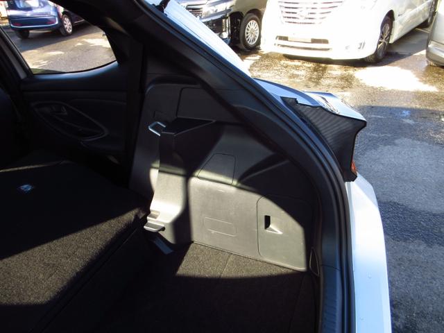 ヤリス Ｘ　雹害車　ナビ　ブルートゥース　ＵＳＢ　全周囲カメラ　フロントドライブレコーダー　セーフティセンス　レーンキープアシスト　前後ソナー　オートライト　プライバシーガラス　ドアバイザー　キーレスキー（40枚目）