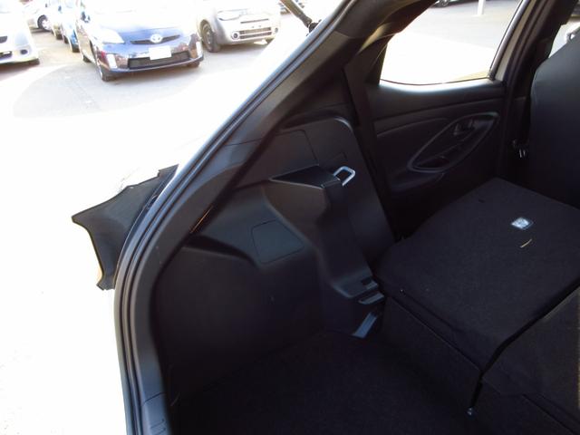 ヤリス Ｘ　雹害車　ナビ　ブルートゥース　ＵＳＢ　全周囲カメラ　フロントドライブレコーダー　セーフティセンス　レーンキープアシスト　前後ソナー　オートライト　プライバシーガラス　ドアバイザー　キーレスキー（41枚目）