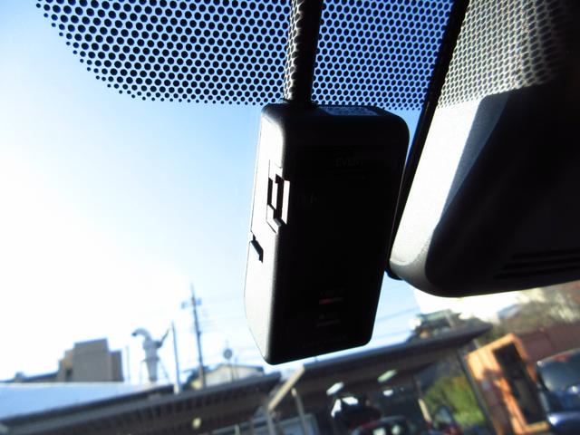 ヤリス Ｘ　雹害車　ナビ　ブルートゥース　ＵＳＢ　全周囲カメラ　フロントドライブレコーダー　セーフティセンス　レーンキープアシスト　前後ソナー　オートライト　プライバシーガラス　ドアバイザー　キーレスキー（53枚目）