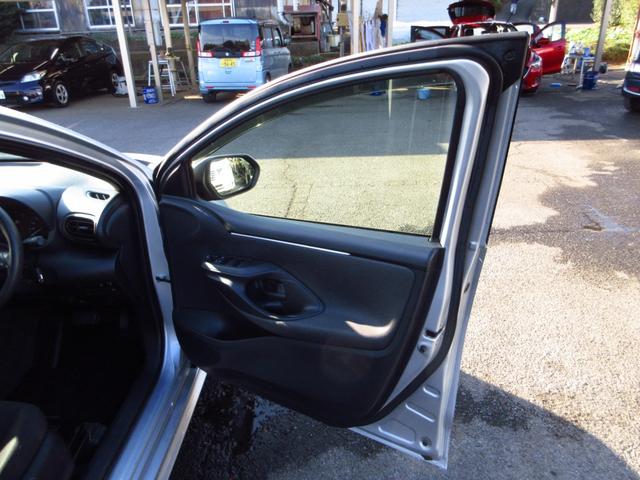 ヤリス Ｘ　雹害車　ナビ　ブルートゥース　ＵＳＢ　全周囲カメラ　フロントドライブレコーダー　セーフティセンス　レーンキープアシスト　前後ソナー　オートライト　プライバシーガラス　ドアバイザー　キーレスキー（57枚目）