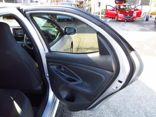 ヤリス Ｘ　雹害車　ナビ　ブルートゥース　ＵＳＢ　全周囲カメラ　フロントドライブレコーダー　セーフティセンス　レーンキープアシスト　前後ソナー　オートライト　プライバシーガラス　ドアバイザー　キーレスキー（58枚目）