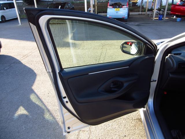 ヤリス Ｘ　雹害車　ナビ　ブルートゥース　ＵＳＢ　全周囲カメラ　フロントドライブレコーダー　セーフティセンス　レーンキープアシスト　前後ソナー　オートライト　プライバシーガラス　ドアバイザー　キーレスキー（59枚目）