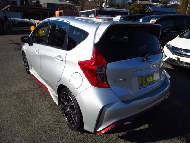 ノート ニスモ　Ｓ　５速マニュアル　ニスモシート２脚　純正エアロ　純正アルミ　マフラー　ナビ　フルセグ　ブルートゥース　インテリキー　ドアバイザー　プライバシーガラス（18枚目）