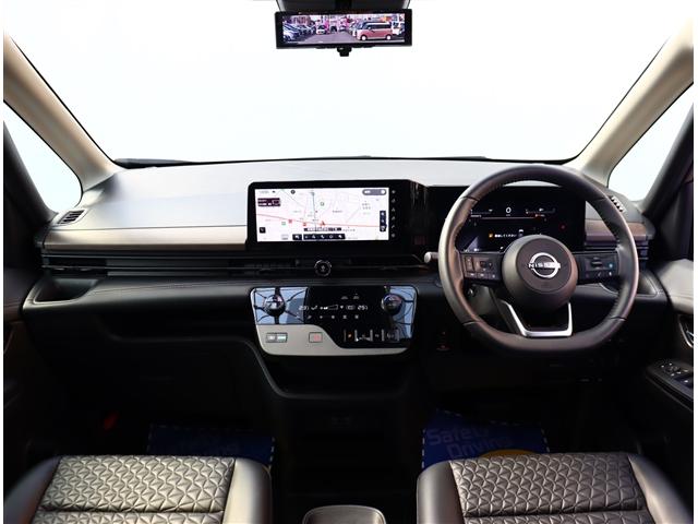 セレナ e-パワー ハイウェイスターV 防水シート フリップダウンモニター 12.3型ナビ アラウンドビュー プロパイロット BSM インテリジェントルームミラー ワイヤレス充電 リアオートエアコン 両電動スライド ETC2.0 1オーナー(4枚目)