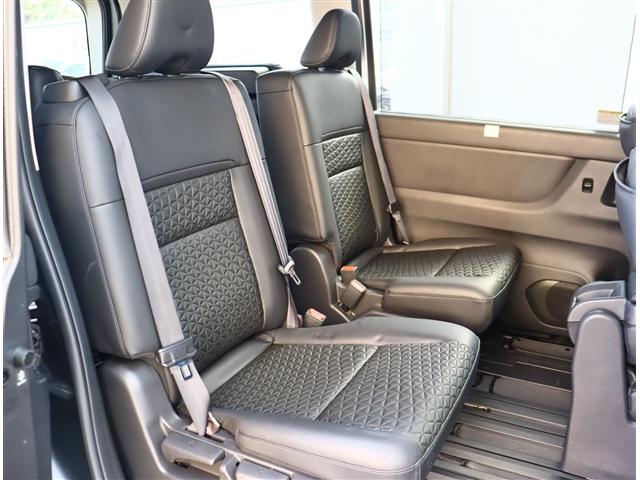 セレナ e-パワー ハイウェイスターV 防水シート フリップダウンモニター 12.3型ナビ アラウンドビュー プロパイロット BSM インテリジェントルームミラー ワイヤレス充電 リアオートエアコン 両電動スライド ETC2.0 1オーナー(7枚目)