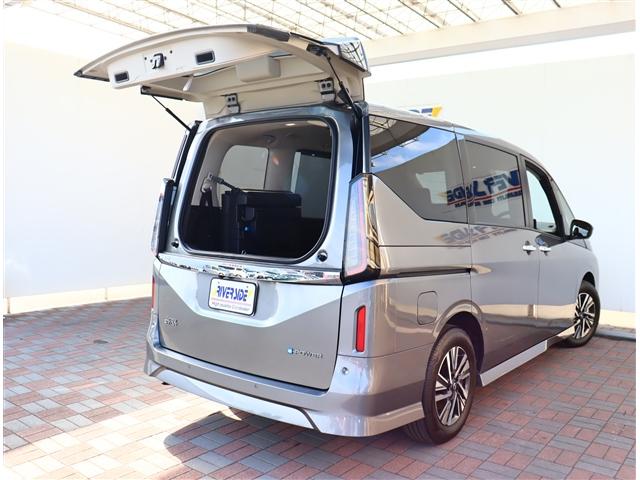 セレナ e-パワー ハイウェイスターV 防水シート フリップダウンモニター 12.3型ナビ アラウンドビュー プロパイロット BSM インテリジェントルームミラー ワイヤレス充電 リアオートエアコン 両電動スライド ETC2.0 1オーナー(10枚目)