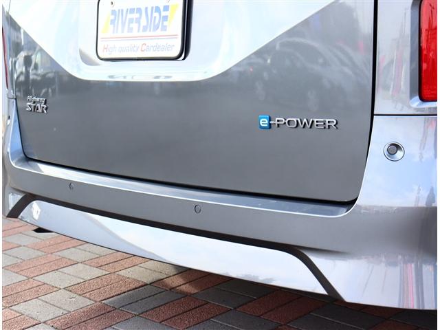 セレナ e-パワー ハイウェイスターV 防水シート フリップダウンモニター 12.3型ナビ アラウンドビュー プロパイロット BSM インテリジェントルームミラー ワイヤレス充電 リアオートエアコン 両電動スライド ETC2.0 1オーナー(14枚目)