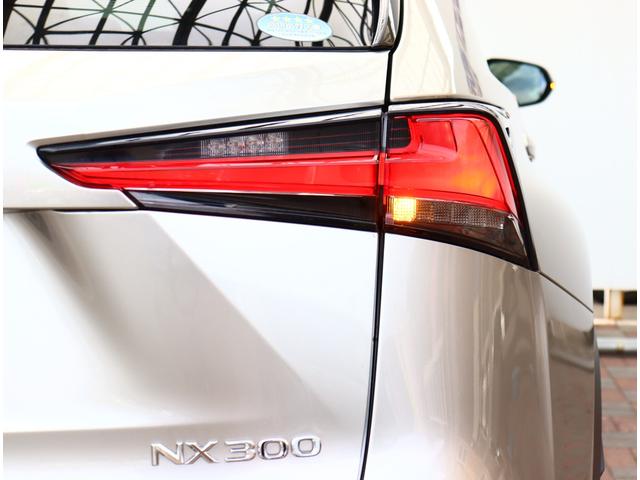 ＮＸ ＮＸ３００　バージョンＬ　後期型　赤革エアシート　純正ワイドナビ　パノラミックビュー　パノラマガラスルーフ　セーフティシステム＋　レーダークルーズ　コーナーセンサー　パワーゲート　置くだけ充電　後席シートヒーター　３眼ＬＥＤ（22枚目）