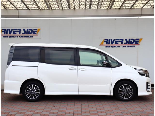 ヴォクシー ＺＳ　煌ＩＩ　純正１０型ナビ　１２型後席フリップダウンモニター　トヨタセーフティセンス　フルセグＴＶ　バックカメラ　ブルートゥース　両側パワースライド　ＬＥＤライト　スマートキー　オートエアコン　ＥＴＣ　ＨＤＭＩ（2枚目）