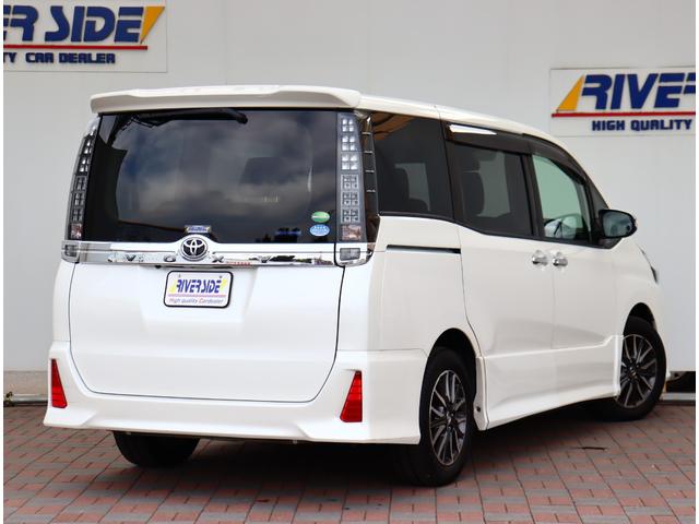 ヴォクシー ＺＳ　煌ＩＩ　純正１０型ナビ　１２型後席フリップダウンモニター　トヨタセーフティセンス　フルセグＴＶ　バックカメラ　ブルートゥース　両側パワースライド　ＬＥＤライト　スマートキー　オートエアコン　ＥＴＣ　ＨＤＭＩ（3枚目）