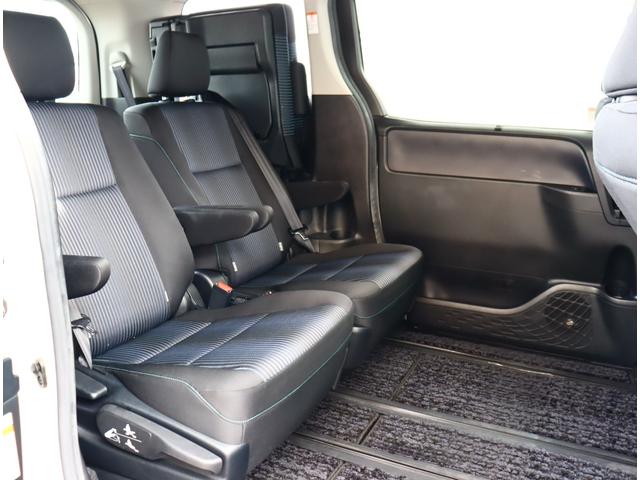 ヴォクシー ＺＳ　煌ＩＩ　純正１０型ナビ　１２型後席フリップダウンモニター　トヨタセーフティセンス　フルセグＴＶ　バックカメラ　ブルートゥース　両側パワースライド　ＬＥＤライト　スマートキー　オートエアコン　ＥＴＣ　ＨＤＭＩ（7枚目）