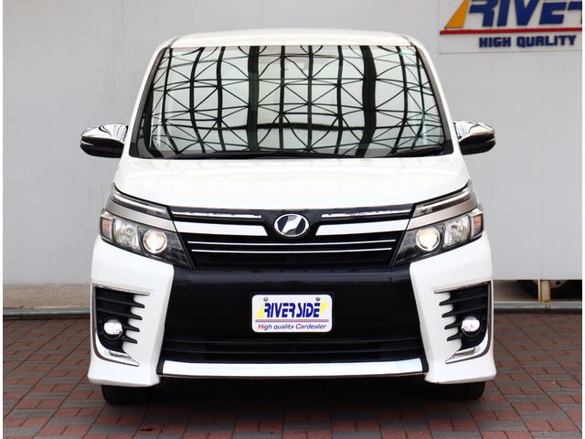 ヴォクシー ＺＳ　煌ＩＩ　純正１０型ナビ　１２型後席フリップダウンモニター　トヨタセーフティセンス　フルセグＴＶ　バックカメラ　ブルートゥース　両側パワースライド　ＬＥＤライト　スマートキー　オートエアコン　ＥＴＣ　ＨＤＭＩ（42枚目）