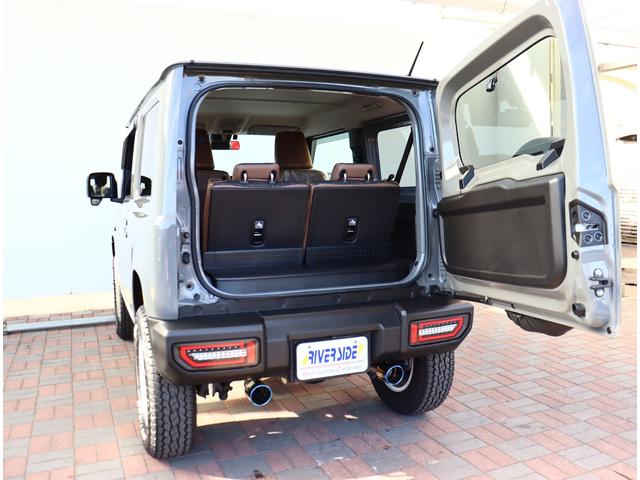 ジムニー 　シーエルリンクパーツ　フロントグリル　１インチアップサス　１６ＡＷ　シートカバー　ロッソモデロマフラー　社外テールランプ　８インチナビ　バックカメラ　ＥＴＣ　フルセグＴＶ　リアスピーカー　前後ドラレコ（10枚目）