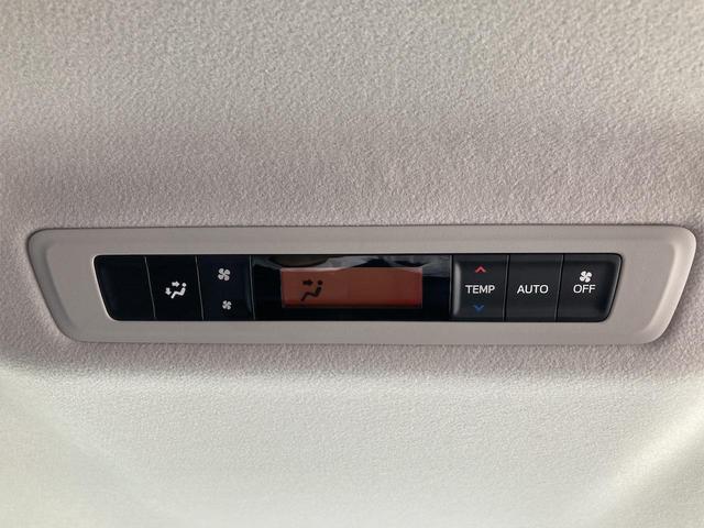 「リヤオートエアコン】広い後部座席の風量や温度を自動で調整し前席と同様な車内環境にしてくれるリヤオートエアコンを装備♪