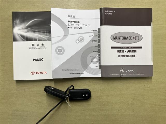 パッソ X LパッケージS 衝突回避支援ブレーキ機能 横滑り防止機能 Iストップ 盗難防止システム スマトキー リアカメラ ETC車載器 Wエアバック AUX ワンセグTV オートエアコン ナビTV 記録簿 1オーナー ABS(16枚目)