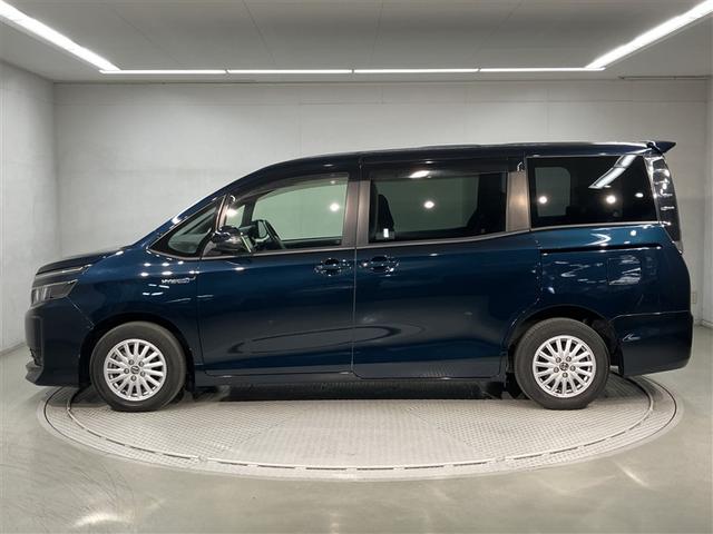 ヴォクシー ハイブリッドＶ　横滑防止装置　リアカメラ　エアバック　パワーウインドウ　ＡＷ　メモリナビ　ドラレコ付き　パワステ　ＬＥＤライト　盗難防止　ＤＶＤ再生機能　ナビＴＶ　リモコンキー　Ｗエアバッグ　ＥＴＣ　ＡＢＳ　３列（2枚目）