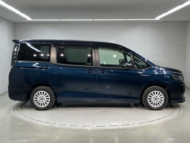 ヴォクシー ハイブリッドＶ　横滑防止装置　リアカメラ　エアバック　パワーウインドウ　ＡＷ　メモリナビ　ドラレコ付き　パワステ　ＬＥＤライト　盗難防止　ＤＶＤ再生機能　ナビＴＶ　リモコンキー　Ｗエアバッグ　ＥＴＣ　ＡＢＳ　３列（3枚目）