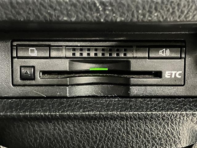 ヴォクシー ハイブリッドＶ　横滑防止装置　リアカメラ　エアバック　パワーウインドウ　ＡＷ　メモリナビ　ドラレコ付き　パワステ　ＬＥＤライト　盗難防止　ＤＶＤ再生機能　ナビＴＶ　リモコンキー　Ｗエアバッグ　ＥＴＣ　ＡＢＳ　３列（8枚目）